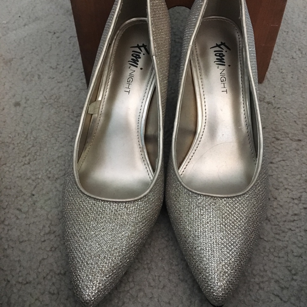 Fioni gold sparkle pump